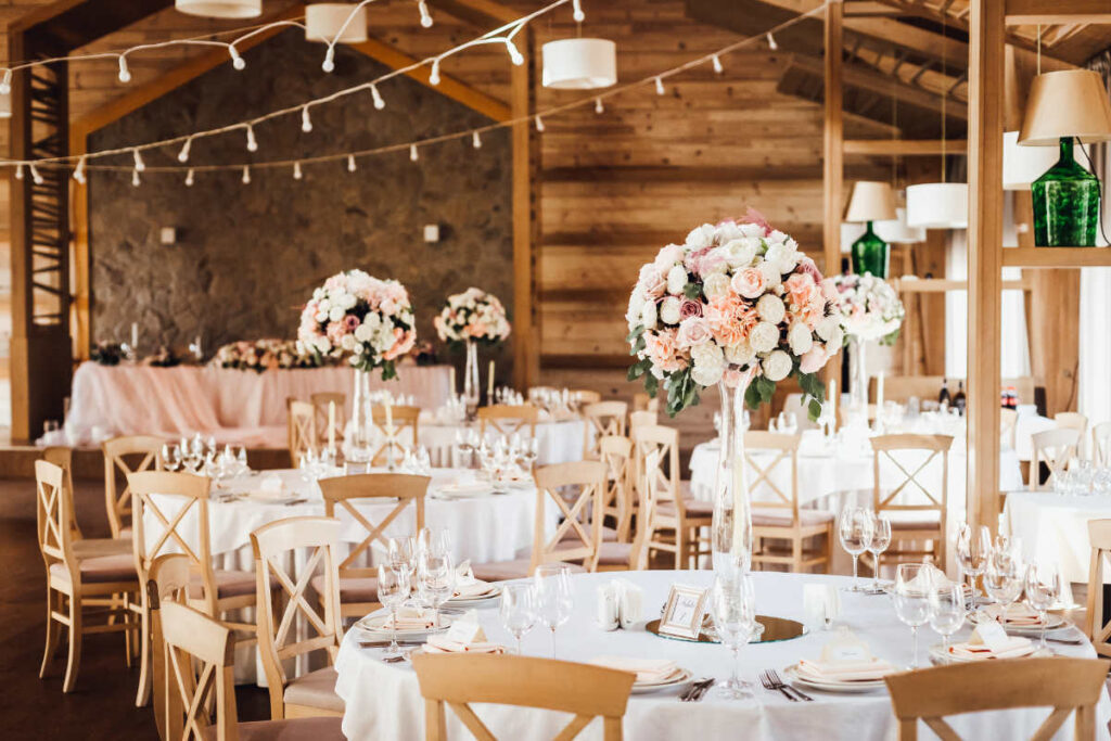 Un centre de table de mariage fait avec un bouquet de fleurs au centre des tables