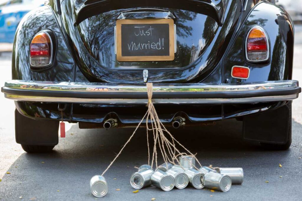 Des conserves accrochées à la voiture des mariées pour une déco traditionnelle