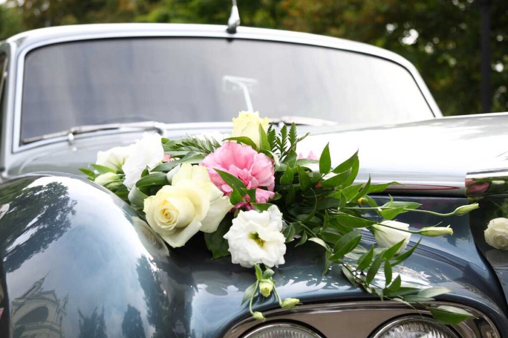 Des fleurs sur une élégante voiture de mariage