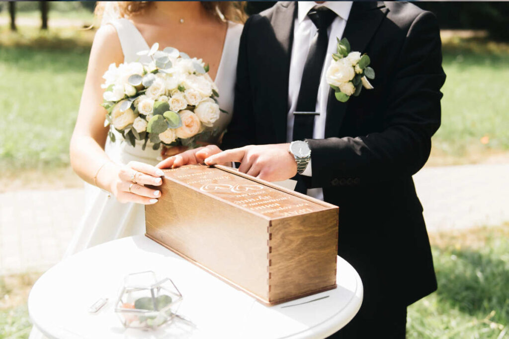 Une urne de mariage en boîte pour laisser des petits mots