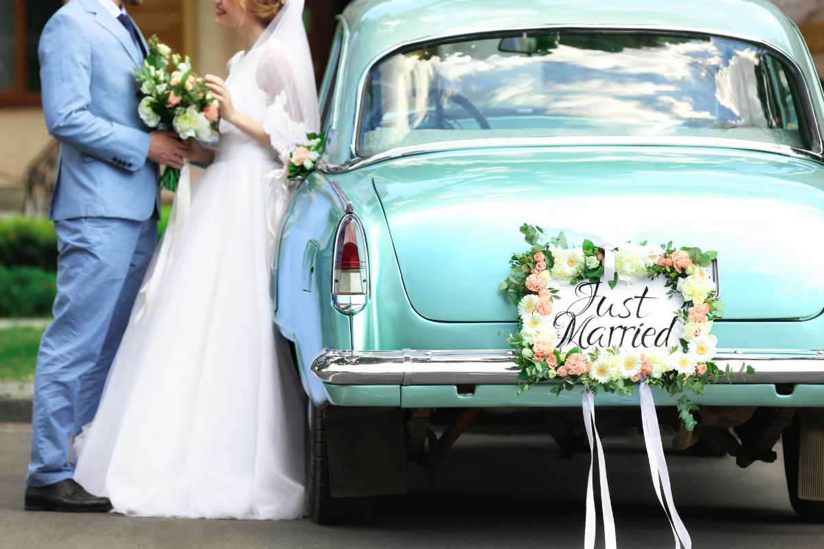 La voiture des mariés joliment décorée