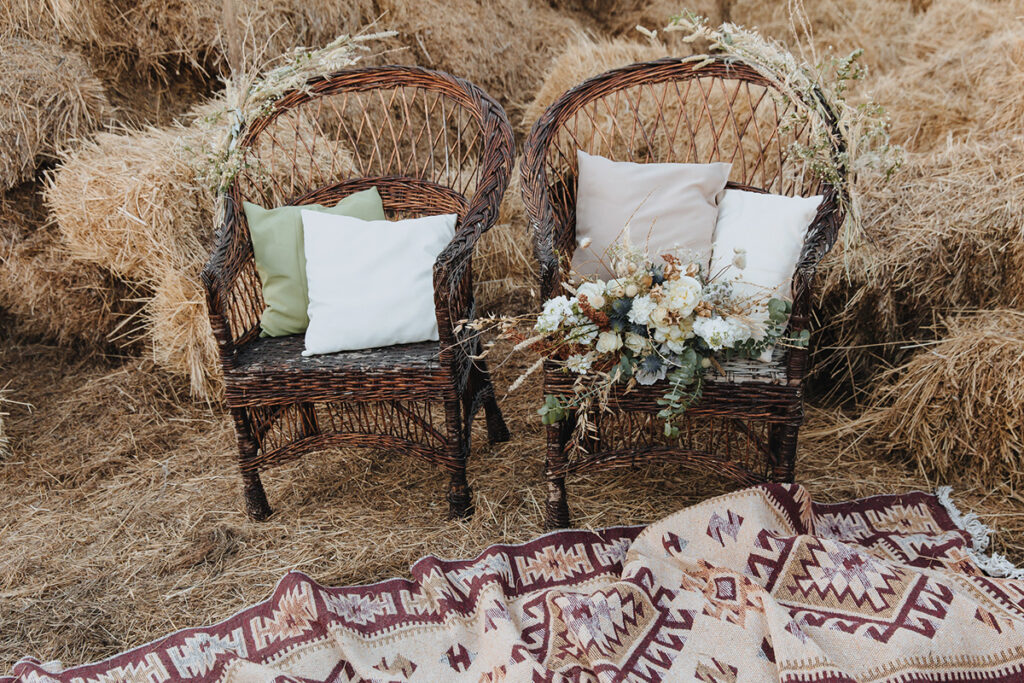 De jolies chaises anciennes dans des bottes de foin pour une déco de mariage bohème rustique 