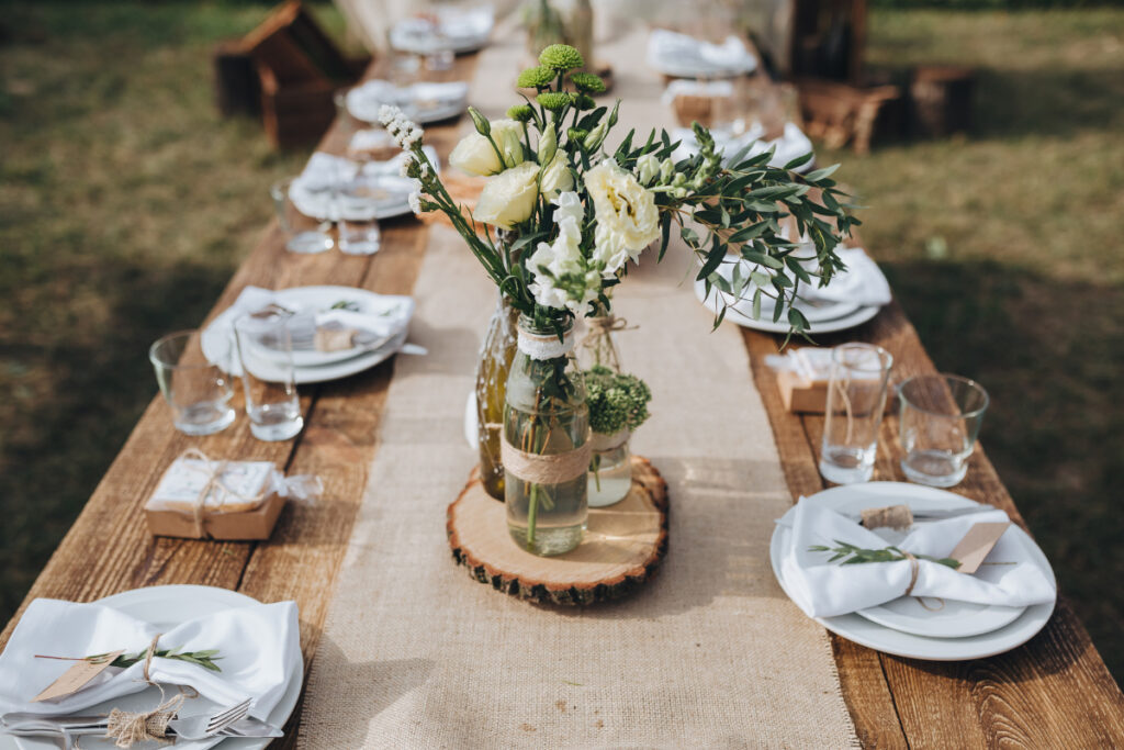 Une table de mariage tendance et naturelle dans un jardin