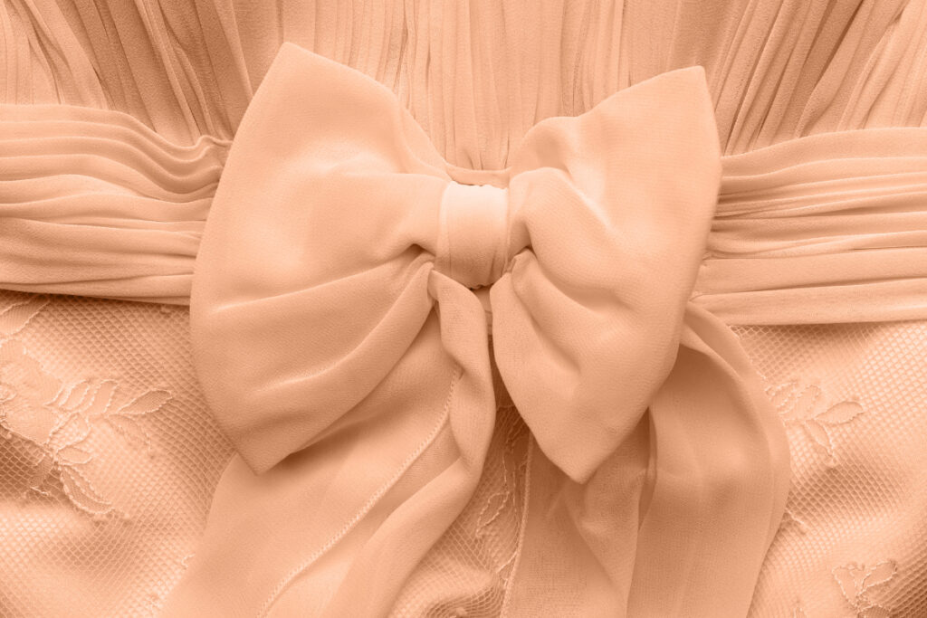 Un nappage de mariage couleur Peach Fuzz avec un noeud